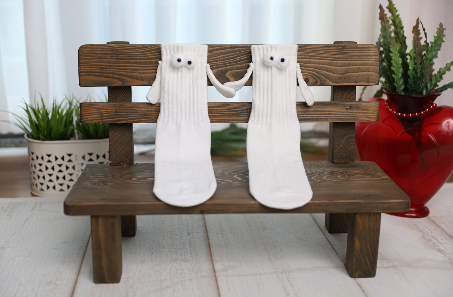 Magnetic Holding Hands Socks with 3D Cartoon Eyes Couple Socks for Valentines Day 1 Pair